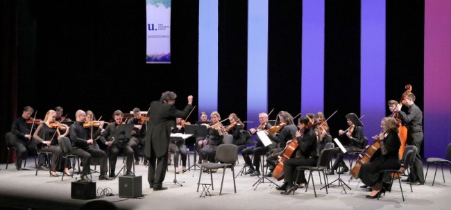 Orchester hrá počas koncertu