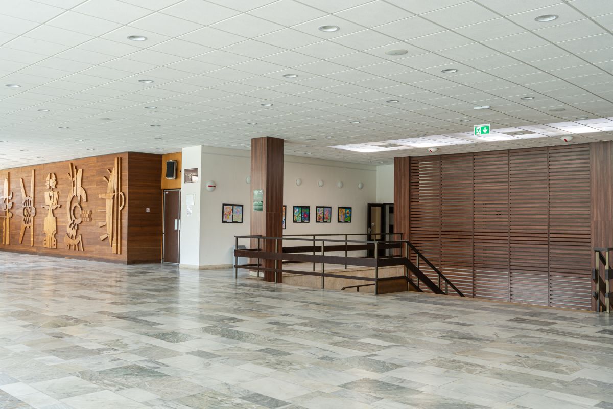 foyer pred spolocenskou salou 007